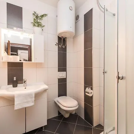 Apartmán Ferienwohnung In Privlaka Mit Grill, Terrasse Und Garten