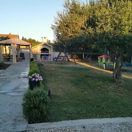 شقة Ferienwohnung In Privlaka Mit Grill, Terrasse Und Garten