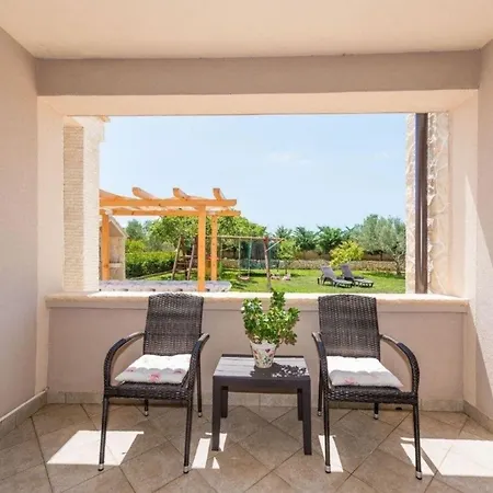 Ferienwohnung In Privlaka Mit Grill, Terrasse Und Garten